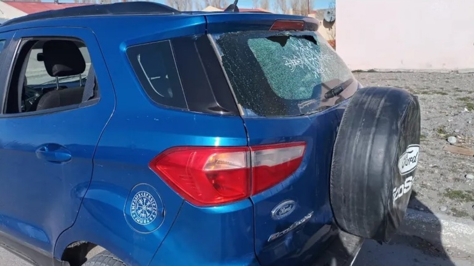 El vidrio fue violentado durante una marcha de apoyo a la Vicepresidenta